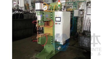 青島焊本為客戶安裝調(diào)試M16法蘭螺母中頻點(diǎn)焊機(jī)