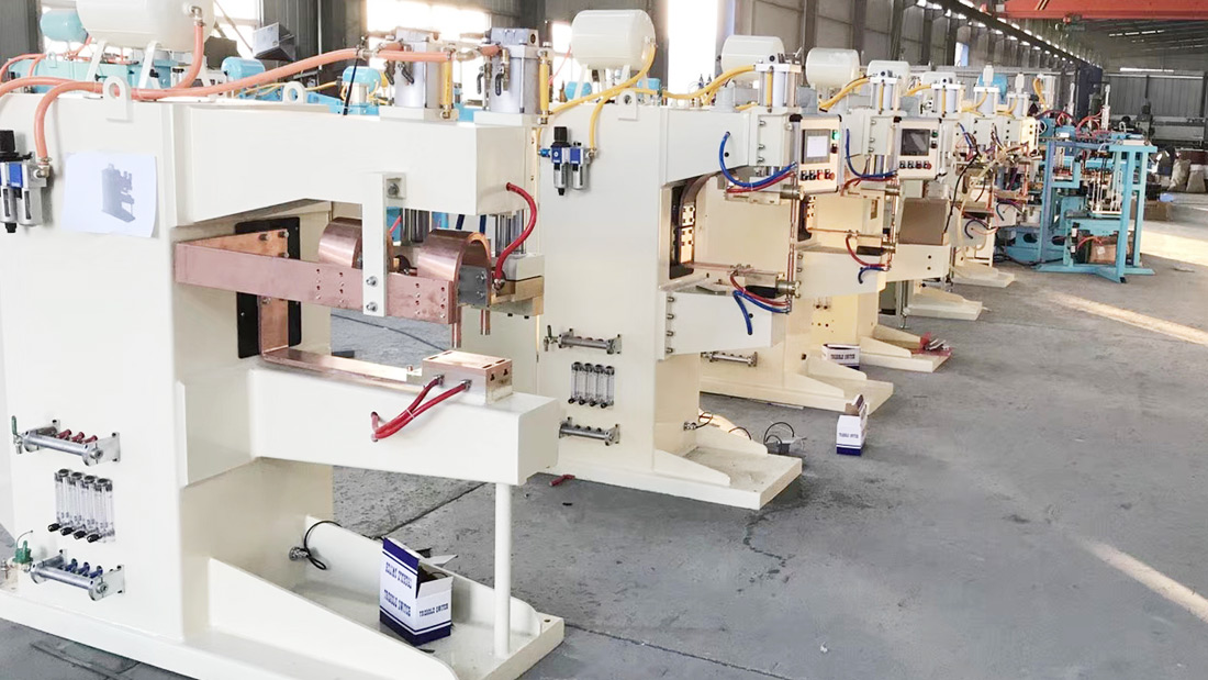 加長臂點焊機生產現場